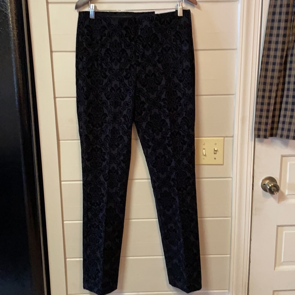 Chico’s So Slimming Raised Scroll Juliet Straight Leg Pull On Pants Size 8T.